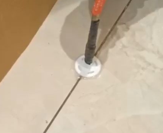 东平瓷砖空鼓维修公司专业解答瓷砖在铺贴过程中，如果没有涂抹均匀到位的粘结材料（如水泥砂浆或瓷砖胶），可能会导致以下问题